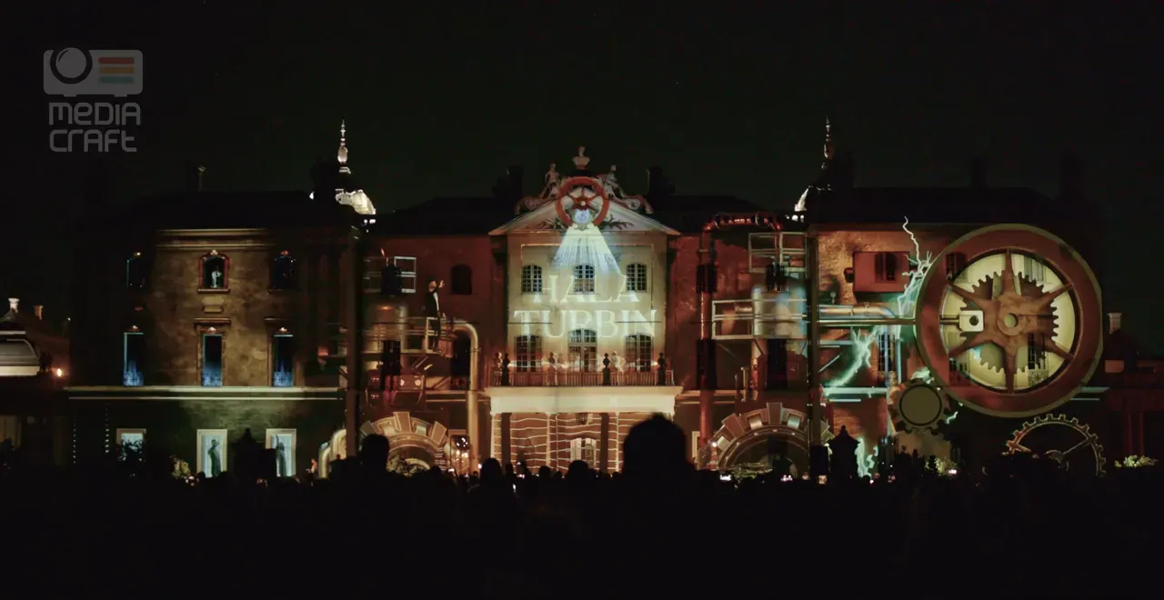 Steampunkowa animacja fabryki na fasadzie